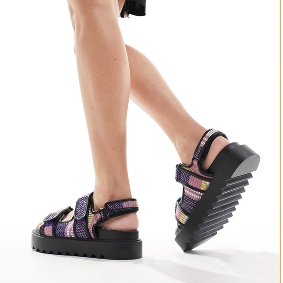 NEW  Sandals Sz 7